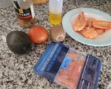Foto del paso 1 de la receta: Ensalada de verano de salmón, frutas y langostinos