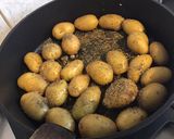 Une image de l'étape 4 de Pommes de terre grenailles et carottes rôties à l ail,cumin et herbes de Provence.