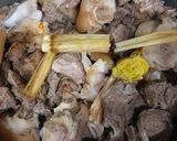Hình bước làm 2 của món Canh móng giò, bắp bò nấu khoai tây, cà rốt