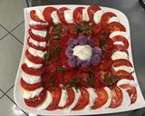 Une image de l'étape 7 de Salade de tomates à la mozzarella, basilic et fleurs de ciboulette.