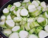 Foto langkah ke 3 dari resep Sup Ceker Oyong Telur Miesoa.