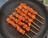 Foto langkah ke 4 dari resep Sate Ayam Pedas Manis.