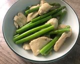 รูปขั้นตอนการทำที่ 4 ของ อกไก่ผัดหน่อไม้ฝรั่งคลีน