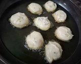 A picture of step 2 of Urad and Moong Dal Pakoda with Coconut Chutney.