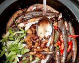 Hình bước làm 2 của món Cá cơm than kho tiêu😋(