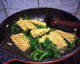 Foto langkah ke 3 dari resep Mie goreng bayam praktis.