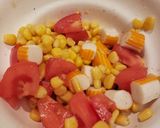 Une image de l'étape 2 de Salade de maïs, tomate, courgette et surimi.