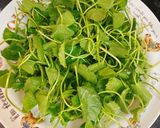 A picture of step 4 of Vietnamese Pennywort Salad with Small Shrimp.