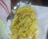 Foto del paso 3 de la receta: Perrito de salchicha fresca envuelta con papas fritas