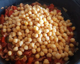 Foto del paso 3 de la receta: Garbanzos en sofrito y taquitos de jamón serrano