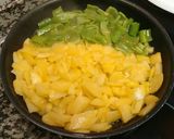 Foto del paso 3 de la receta: Contramuslos de pollo con pimientos y patatas