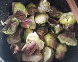 Foto del passaggio 2 della ricetta Carciofi al sugo con salsiccia