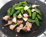 Foto del paso 2 de la receta Arroz seco de pies de cerdo, alcachofas y pimientos del padrón
