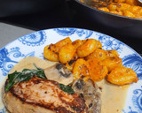 Foto del paso 6 de la receta: Ñoquis al pesto rojo con pechuga de pollo marinada en salsa de champiñones con espinacas
