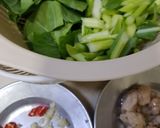 รูปขั้นตอนการทำที่ 1 ของ ผัดคะน้าอกไก่