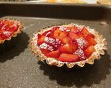 Foto del passaggio 8 della ricetta Crostatine di frolla con crema pasticcera e fragole al limone