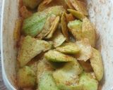 Foto langkah ke 3 dari resep Rujak Mangga Cabai Bubuk.