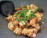 A picture of step 4 of Chestnut Chicken Pot 栗子炆雞.
