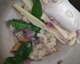 Foto langkah ke 2 dari resep Sop Ikan Daun Kelor.