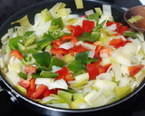 Foto del paso 1 de la receta: Tortilla de puerro y pimientos