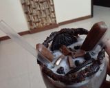 A picture of step 7 of Triple Layer Oreo Chocolate Shake.