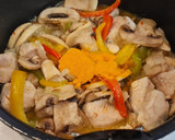 Foto del paso 4 de la receta: Pollo al curry con champiñones y pimientos