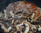 Foto del paso 1 de la receta: Solomillo de cerdo con portobello y crema