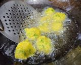 A picture of step 4 of Moong Dal Pakora.