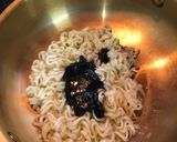 Gambar langkah 3 resipi Jjajangmyeon Instant.