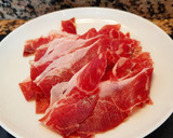 Foto del paso 2 de la receta: Ensalada de ventresca "Mar y Montaña" con gambones y jamón 🔥🔥