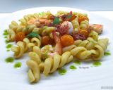 Foto del passaggio 8 della ricetta Fusilloni con mazzancolle, datterini gialli, pesto di basilico e San Daniele croccante