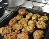 Foto del paso 5 de la receta: Torrejitas de acelga acompañada con ensalada/puré/cholo. grace