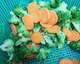Foto langkah ke 1 dari resep Oseng Brokoli Jamur Sosis.