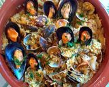 Foto del paso 15 de la receta: Cazuela de arroz al horno con almejas y mejillones al vapor