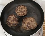 A picture of step 2 of Beef burger.