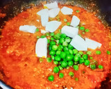 A picture of step 2 of Matar paneer curry.