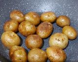 Foto langkah ke 2 dari resep Gamja Jorim 감자조림 (Korean Braised Baby Potatoes).