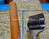 Foto langkah ke 2 dari resep Kue Bawang / Kripik Bawang.