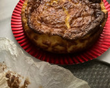 Foto del paso 9 de la receta: Tarta de queso quemada, con crumble de galletas, miel y chía
