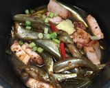 Hình bước làm 1 của món Cá bống kho tiêu