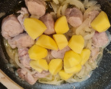 Foto del paso 4 de la receta: Solomillo de cerdo encebollado con patatas