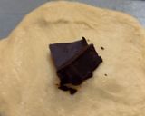 Foto langkah ke 3 dari resep Roti Manis Labu Kuning Isi Coklat.