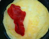 Foto del paso 4 de la receta: Tortilla sorpresa 🧀 🌶