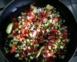 Foto del paso 4 de la receta: Hojas de calabacín asadas rellenas con vegetales sobre guacamole