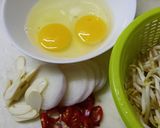 Gambar langkah 1 resipi Telur dadar taugeh.