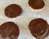 Foto del paso 3 de la receta: Tortas de arroz con chocolate y crema de cacahuete