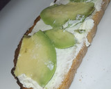 Foto del paso 7 de la receta: Tostadas de salmón ahumado con aguacate y queso Philadelphia