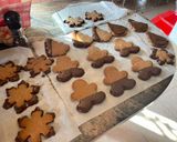 Φωτογραφία βήματος 9 της συνταγής Gingerbread cookies με επικάλυψη σοκολάτα και maple syrup frosting