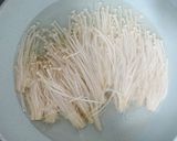 Hình bước làm 1 của món Nấm kim chấm xốt ớt