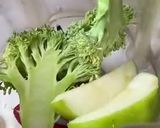 A picture of step 3 of 🥦Broccoli Smoothie with Green Apple and Lime🍋.